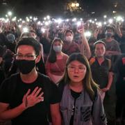 Demonstranter håller upp mobiltelefoner när de sjunger ”Glory to Hong Kong”  under demokratiprotesterna 2019. Arkivbild. 