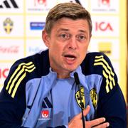 Sveriges förbundskapten Jon Dahl Tomasson på måndagens presskonferens.