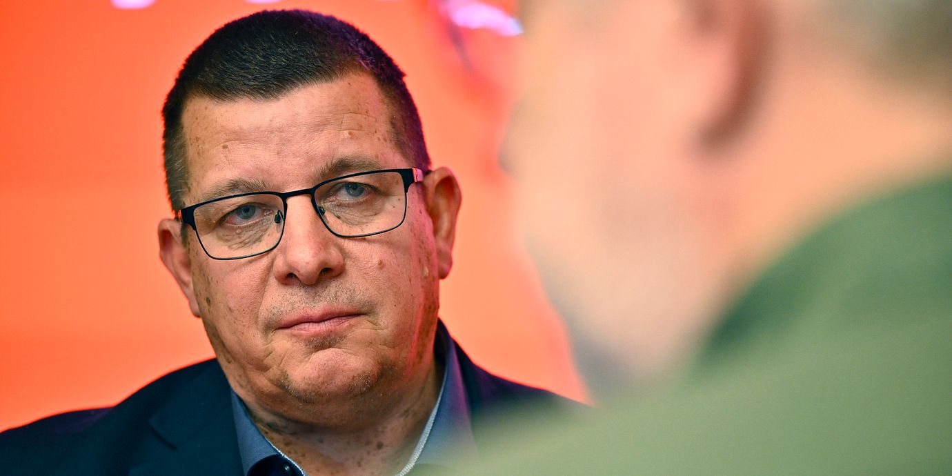 LO:s avtalssekreterare Veli-Pekka Säikkälä under en pressträff tidigare i dag.