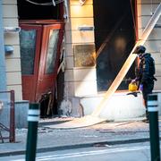 Bombteknikerna undersöker skadorna efter en explosion utanför en nattklubb på Adelgatan i centrala Malmö.