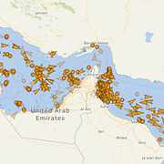 Till vänster: Oljefartyg i Hormuzsundet.