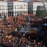 Demonstranter protesterar mot dagens beslut i Madrid. 