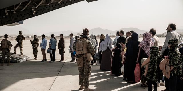USA:s militär evakuerar människor på Kabuls flygplats.  Staff Sgt. Victor Mancilla/U.S. Marine Corps/ TT NYHETSBYRÅN