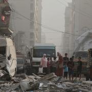 Palestinier bland ruiner i Gaza stad.