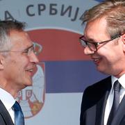 Jens Stoltenberg skakar hand med Serbiens president Aleksandar Vucic.