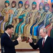 Xi Jinping skålar med Vladimir Putin i Moskva i mars i år. 