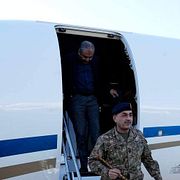 Arkivbild från 15 april. Abbas Araghchi och landets militärchef kliver av ett plan.