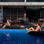 Turiser i poolen på Nana Hostel i Laos. Platsen har blivit ökänd efter att sex personer har dött efter att sex personer förefaller ha druckit metanol i hotellets bar. 