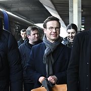 Statsminister Ulf Kristersson hälsas välkommen av Ukrainas utrikesminister Andrij Sybiha på Centralstationen i Kiev.