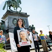 Vida Mehrannia, fru till den svensk-iranske forskaren Ahmadreza Djalali som sitter fängslad i Iran, protesterar utanför riksdagen i juli.