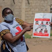 Vanny Birungi är frivillig inom Röda korset i Kongo-Kinshasa. Hon knackar dörr för att informera om ebolasymtom och möts ofta av stor rädsla.