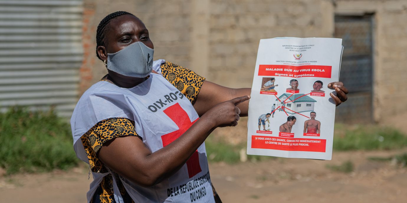 Vanny Birungi är frivillig inom Röda korset i Kongo-Kinshasa. Hon knackar dörr för att informera om ebolasymtom och möts ofta av stor rädsla.