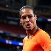Virgil van Dijk i samspråk med Alexander Isak.