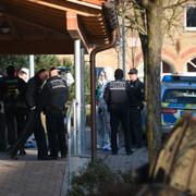Polisen arbetar på brottsplatsen.