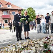 Statsminister Ulf Kristersson (M) och S-ledaren Magdalena Andersson under ett besök på den drabbade skolan i Fagersta.