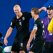 Norges Erling Braut Haaland och Martin Ødegaard firar 2–0-målet mot Senegal i natt.