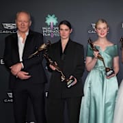 Stellan Skarsgård, Inga Ibsdotter Lilleaas, Elle Fanning, Renate Reinsve och regissören Joachim Trier under prisutdelningen vid Palm Springs internationella filmfestival den 3 januari. 