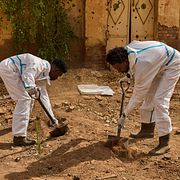 Forensisk utgrävning i utkanten av Khartoum efter RSF:s våld, bilden är från 20 april.