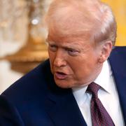 Trump säger att Indiens premiärminister Narendra Modi har lovat honom att Indien slutar köpa rysk råolja. 