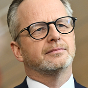 Från vänster: Johan Britz (L), Mikael Damberg (S) och Simona Mohamsson (L).