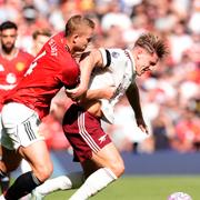 Viktor Gyökeres i duell mot Uniteds Matthijs de Ligt.