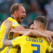 Andreas ”Granen” Granqvist firar segern med lagkamraterna.