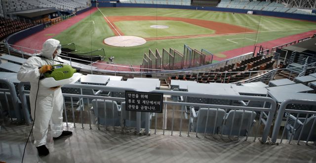 En arbetare desinfekterar en idrottsstadion i Sydkoreas huvudstad Seoul. Lee Jin-man / TT NYHETSBYRÅN