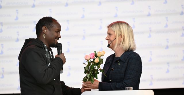 Ahmed Abdirahman tillsammans med Magdalena Andersson (S).  Henrik Montgomery/TT