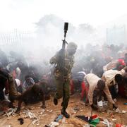 Polis avfyrar tårgas utanför stadion där Uhuru Kenyatta svärs in.