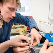 För att råda bot på bristen av lärare i fysik och kemi har KTH startat en kompletterande pedagogisk utbildning.