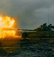 Ukrainska armén avfyrar rysk stridsvagn. Arkivbild. Libkos / AP