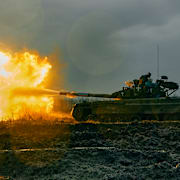 Ukrainska armén avfyrar rysk stridsvagn. Arkivbild. Libkos / AP