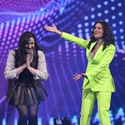 Petra Mede med programledarna Sandra Studer och Hazel Brugger under mellanakten under det tredje och sista genrepet inför semifinal 1. 