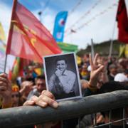 Någon håller en bild av Selahattin Demirtas vid en kurdisk festival i den turkiska staden Diyarbakir