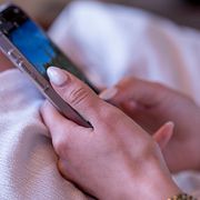 Flera tjejer uppger att de på sociala medier blivit kontaktade av en agentur styrd av svenskar i Spanien.
