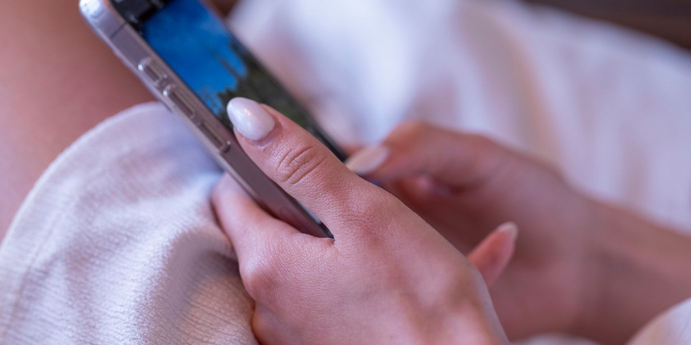 Flera tjejer uppger att de på sociala medier blivit kontaktade av en agentur styrd av svenskar i Spanien.