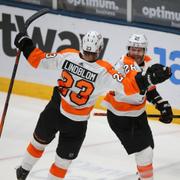 Claude Giroux firar sitt mål med Oskar Lindblom. 