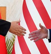Joe Biden och Xi Jinping skakar hand under ett möte i november 2022. Alex Brandon / AP