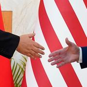 Joe Biden och Xi Jinping skakar hand under ett möte i november 2022. Alex Brandon / AP