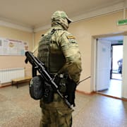 Soldat i vallokal i Donetsk. AP