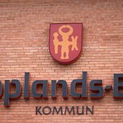Fasaden till kommunhuset i Upplands Bro. Arkivbild.
