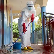 En hjälparbetare vid ett ebolacenter i Kongo-Kinshasa.