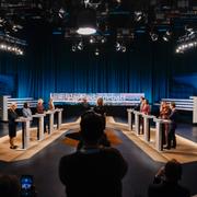Riksdagens åtta partiledare i studion.