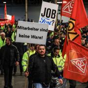 Anställda demonstrerade efter sparbeskedet i höstas.