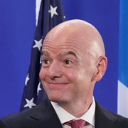 USA:s president Donald Trump och Fifa-presidenten Gianni Infantino under pressträffen i New York. Framför dem syns VM-bucklan.