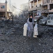 En kvinna i södra Libanon där Israel genomfört omfattande angrepp.