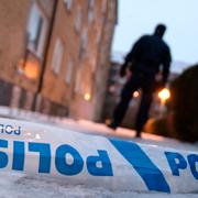 Polis på plats på Roskildevägen vid Pildammsparken i centrala Malmö efter att en man har skjutits.