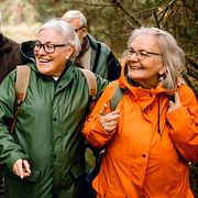 Motion och sociala relationer är två av nycklarna för ett långt, och lyckligt, liv.