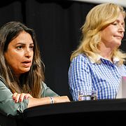
 Nooshi Dadgostar (V) och Elisabeth Thand Ringqvist (C) under en debatt på Stockholm Pride tidigare i sommar.