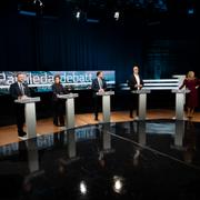 Partiledare och språkrör för de åtta riksdagspartierna i studion inför en direktsänd partiledardebatt i Agenda i Sveriges television på söndagskvällen.